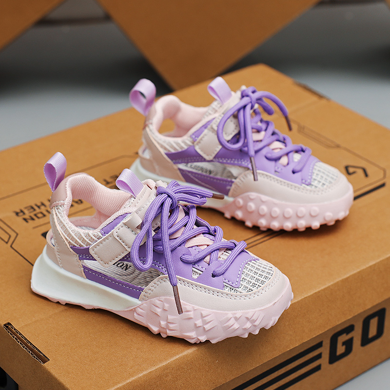 2023 Frame shoes with anti slip and breathable mesh on one foot_voghion.com