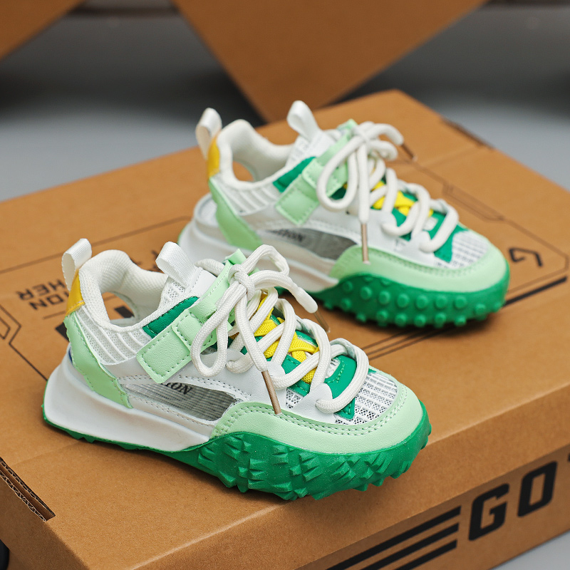 2023 Frame shoes with anti slip and breathable mesh on one foot_voghion.com